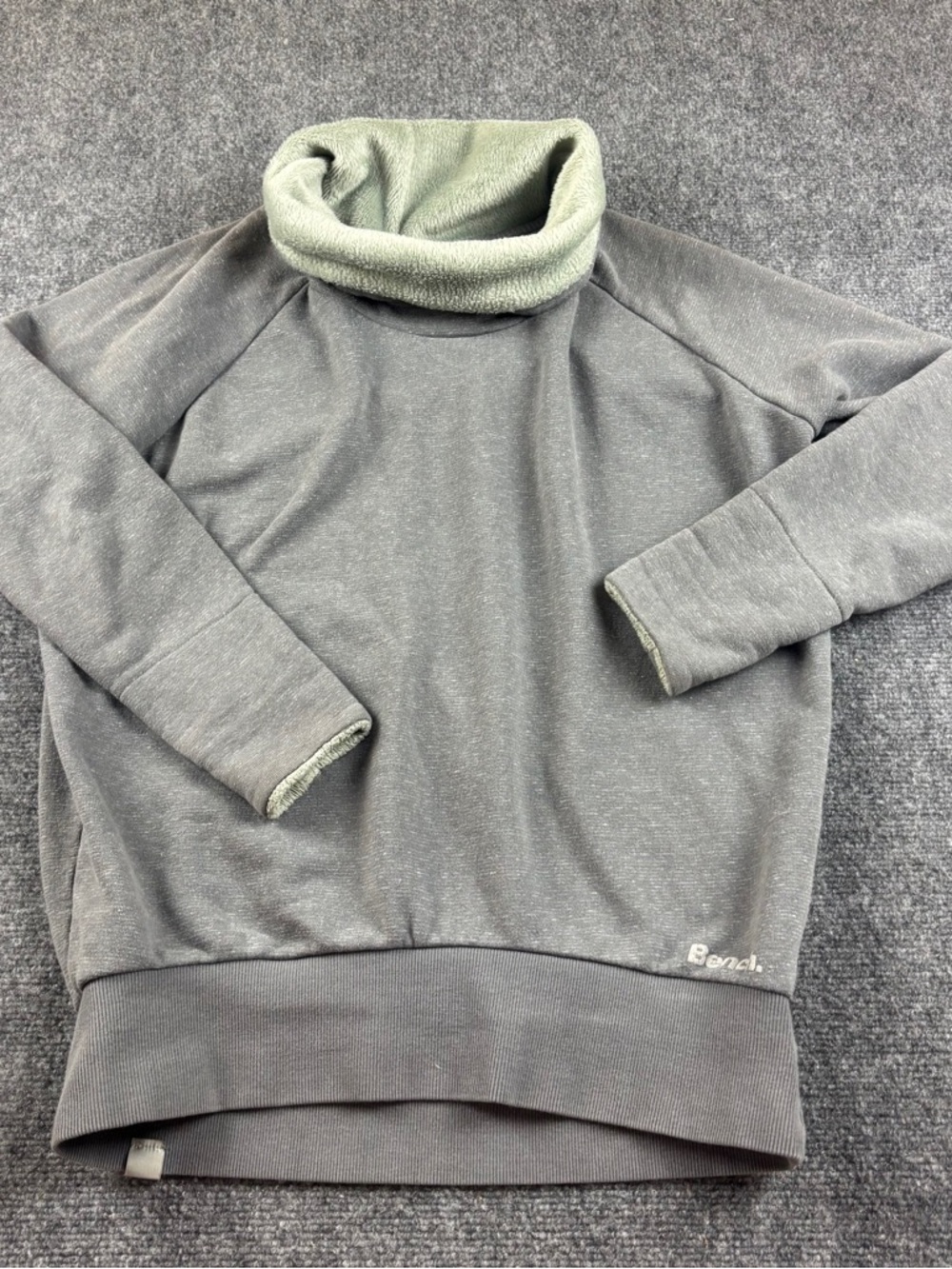 BENCH Women’s Grey fleece Turtleneck Pullover Sweatshirt size: Medium